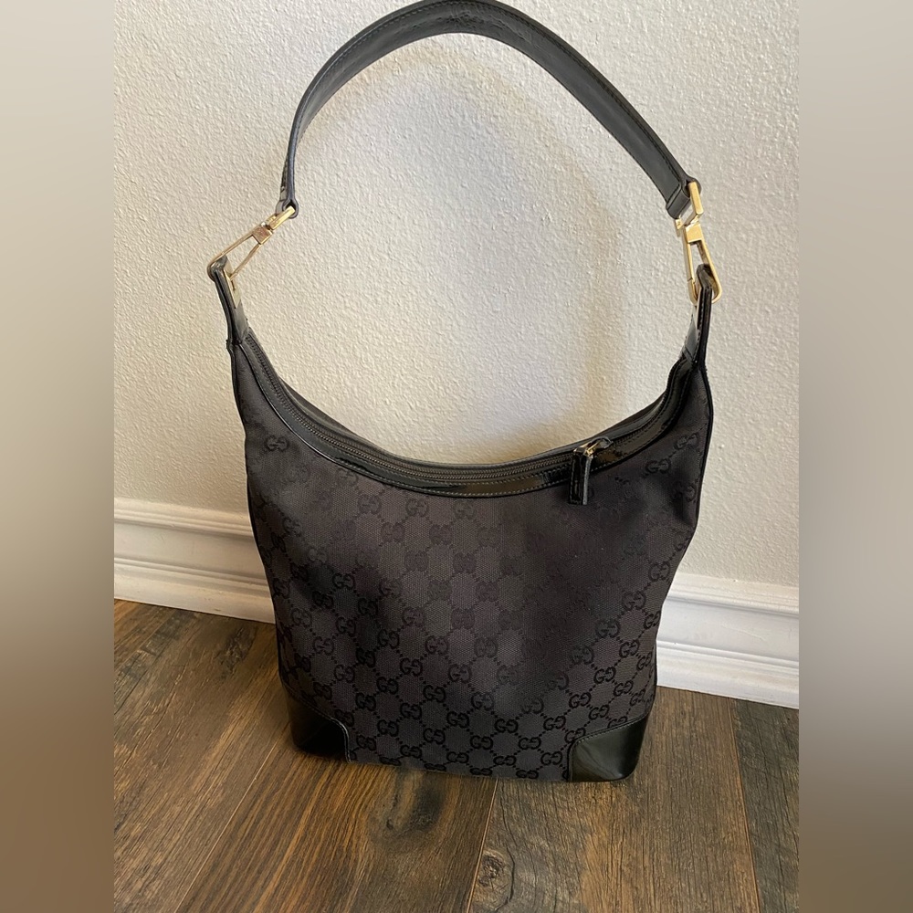 Authentic Gucci shoulder bag- black